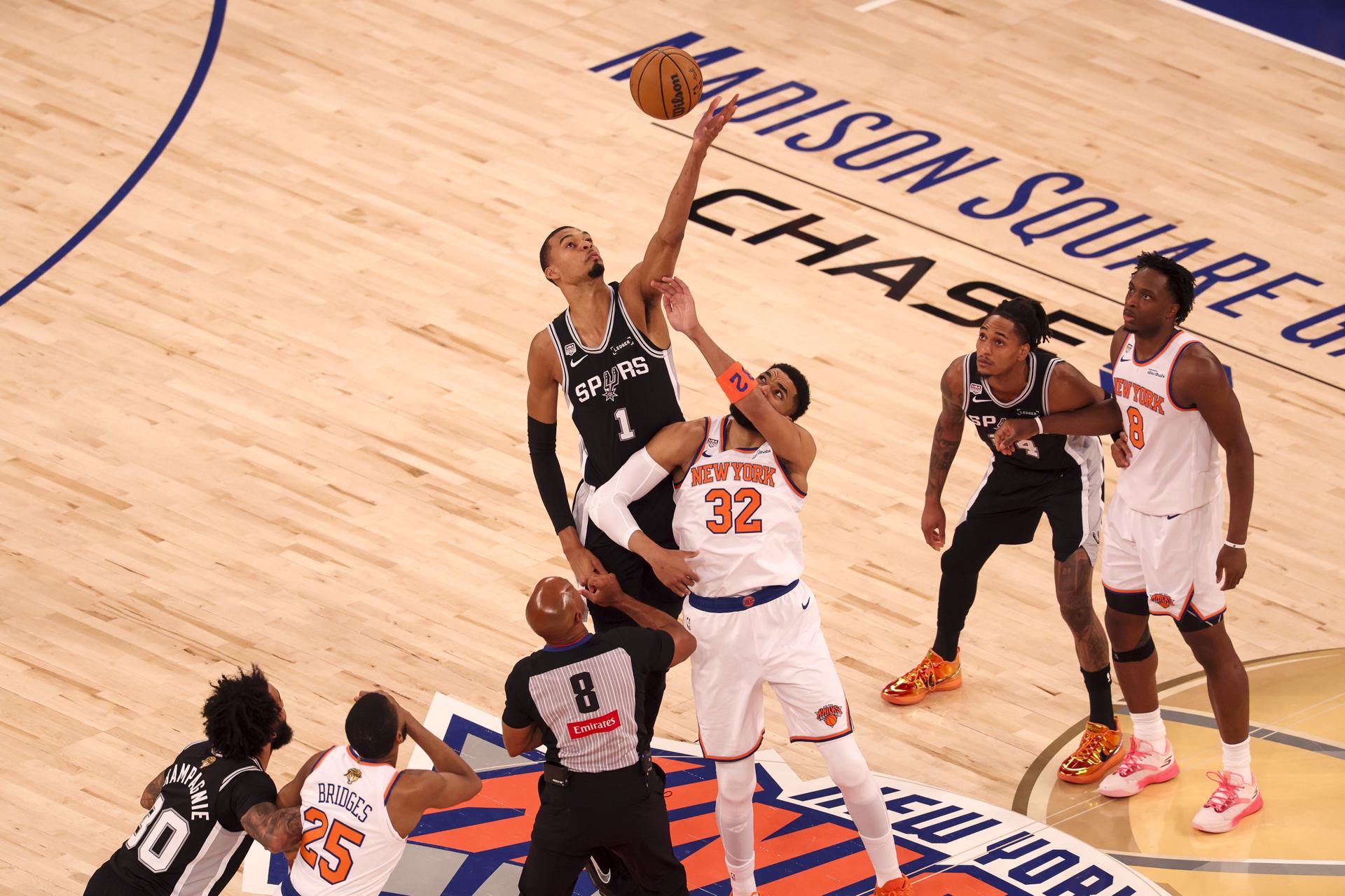 Victor Wembanyama (c), de los San Antonio Spurs, y Karl-Anthony Towns (3d), de los New York Knicks, dan el salto inicial del tercer partido 3 de las Finales de la NBA en el Madison Square Garden de Nueva York, Nueva York (EE.UU.). EFE/SARAH YENESEL PROHIBIDO SU USO EN SHUTTERSTOCK