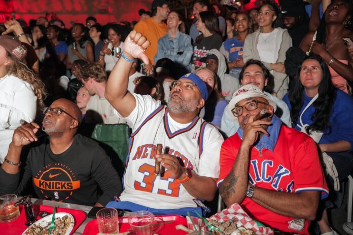 Aficionados de los New York Knicks reaccionan mientras los San Antonio Spurs anotan durante un partido de las Finales de la NBA en Nueva York, Nueva York (EE.UU.). EFE/Olga Fedorova
