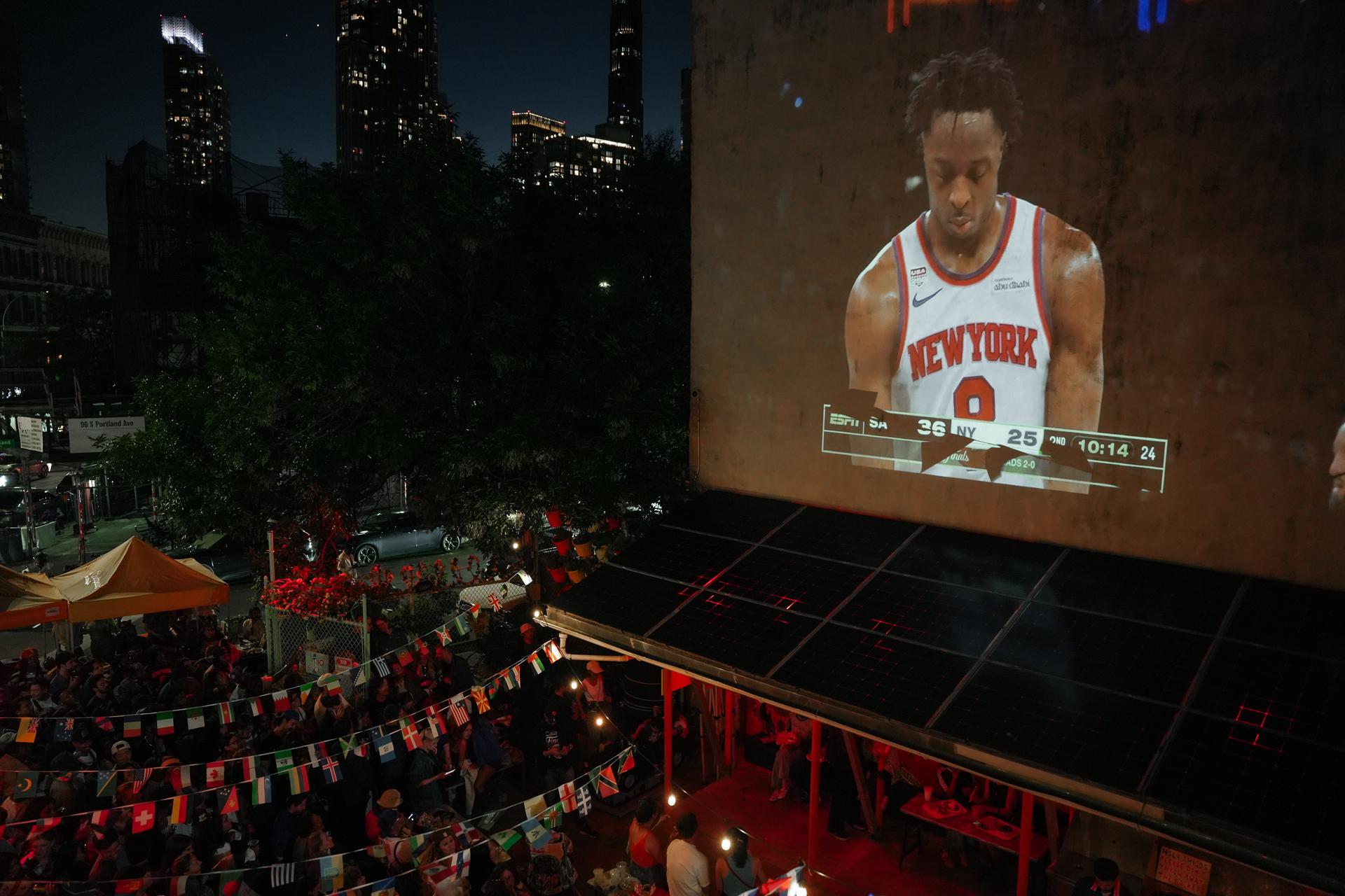 Se proyecta un partido de las Finales de la NBA entre los New York Knicks y los San Antonio Spurs en un edificio en Nueva York, Nueva York (EE.UU.). EFE/Olga Fedorova