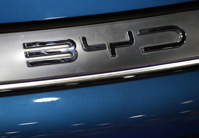Fotografía de archivo del logotipo del fabricante de coches chino BYD.
EFE/EPA/RUNGROJ YONGRIT
