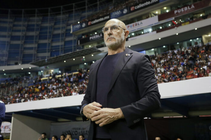 El seleccionador de España, Luis de la Fuente, durante el partido amistoso entre España y Perú previo al Mundial de Fútbol 2026 en el estadio Cuauhtémoc en Puebla (México). EFE/ Hilda Ríos
