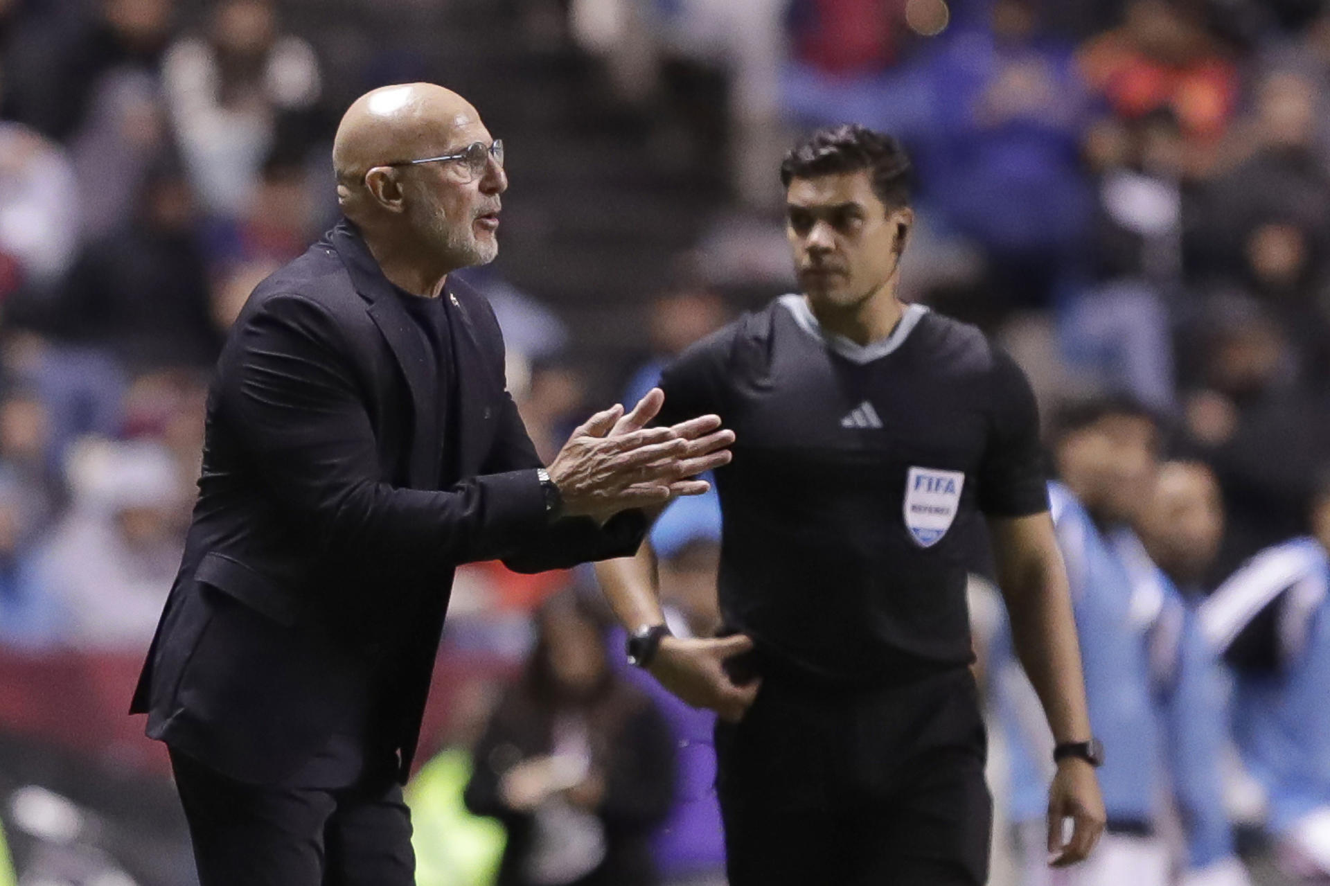 El seleccionador de España, Luis de la Fuente, durante el partido amistoso entre España y Perú previo al Mundial de Fútbol 2026 en el estadio Cuauhtémoc en Puebla (México). EFE/ Hilda Ríos