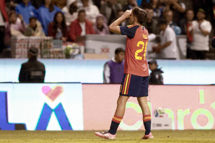 Pedri celebra su gol, el segundo de España frente a Perú, en el amistoso previo al Mundial de Fútbol 2026 disputado en el estadio Cuauhtémoc en Puebla (México). EFE/ Alex Cruz
