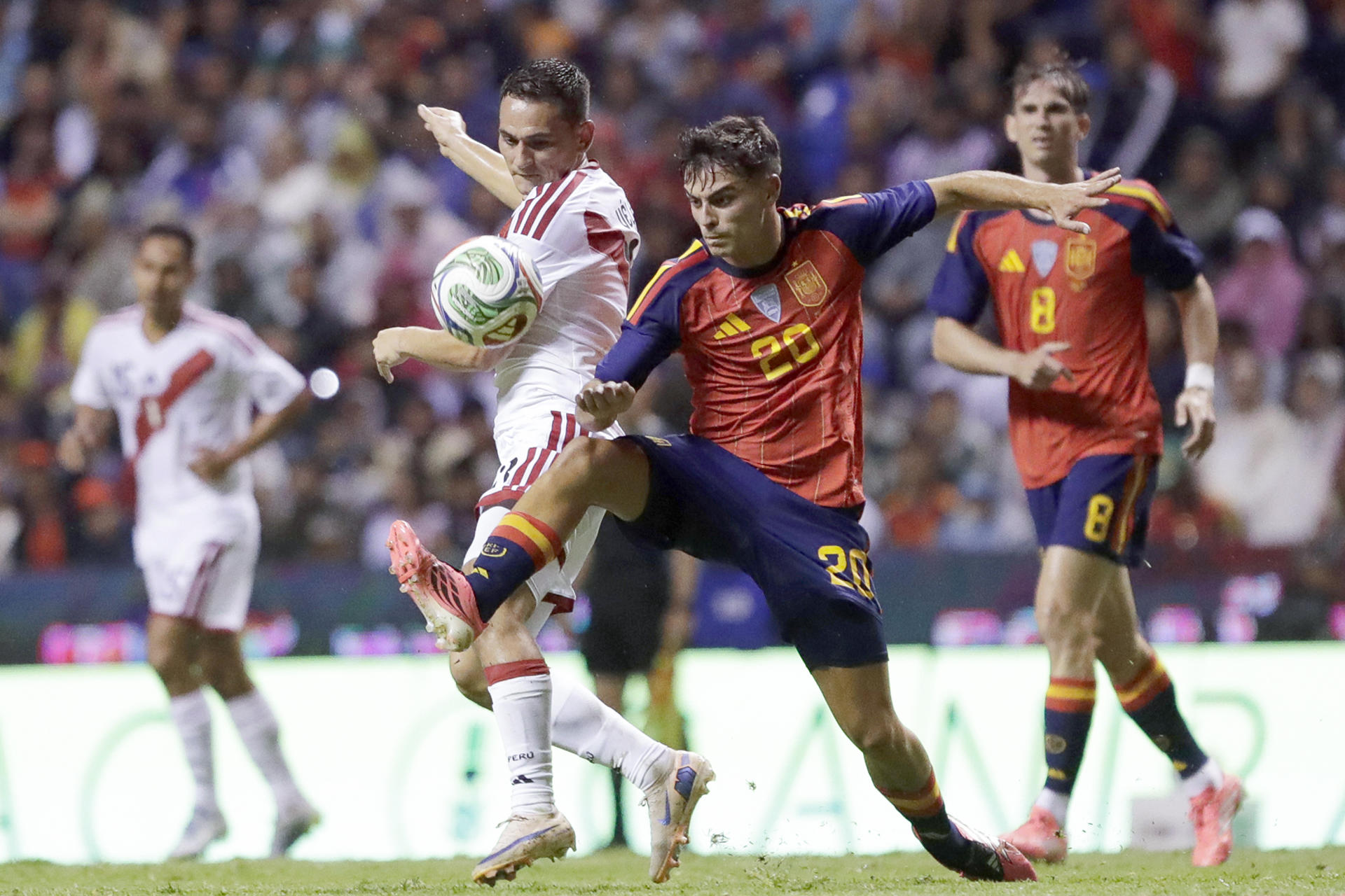 Pedri (d) pugna por el balón durante el partido amistoso entre España y Perú previo al Mundial de Fútbol 2026 en el estadio Cuauhtémoc en Puebla (México). EFE/ Hilda Ríos