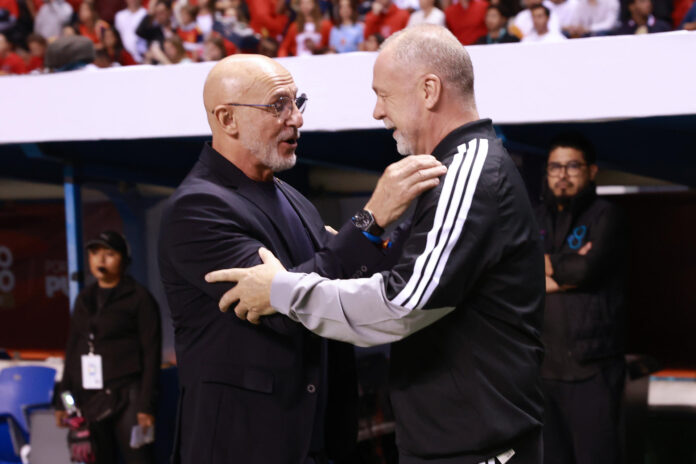 El seleccionador de España, Luis de la Fuente (i), saluda al seleccionador de Perú, Luiz Venker Menezes, en el partido amistoso previo al Mundial de Fútbol 2026, en el estadio Cuauhtémoc en Puebla (México). EFE/ Alex Cruz
