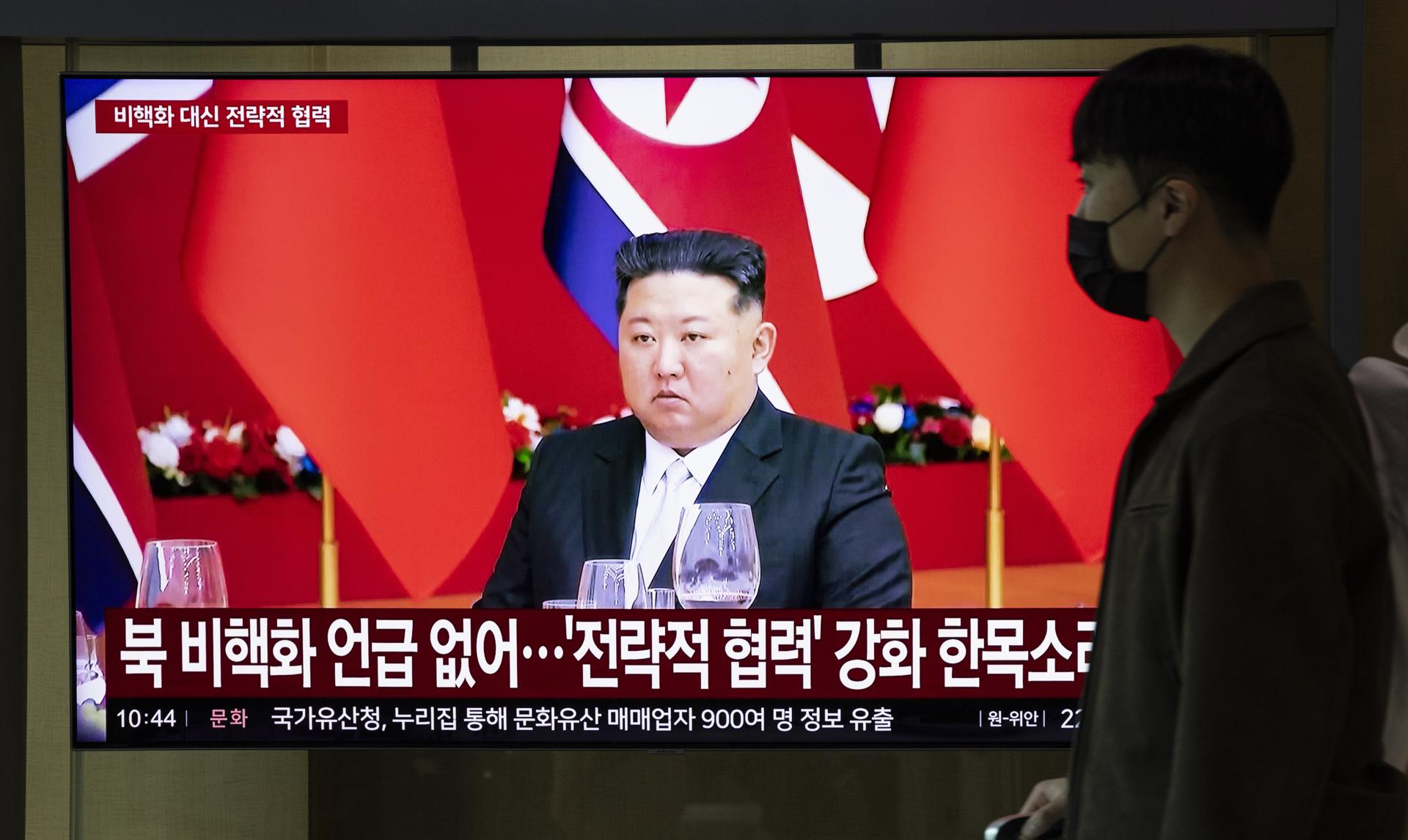 El líder norcoreano, Kim Jong-un, pronuncia un discurso durante la visita del presidente chino, Xi Jinping, a Corea del Norte.
 EFE/EPA/JEON HEON-KYUN
