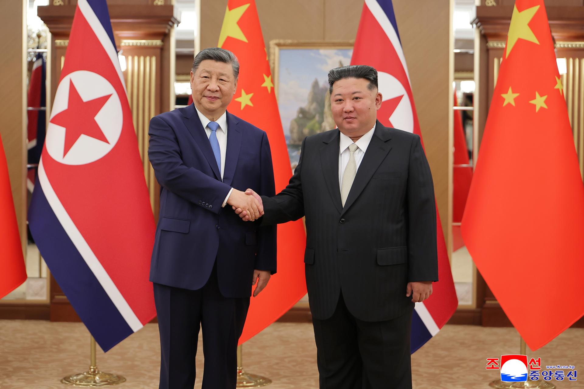 El líder norcoreano, Kim Jong-un (d), saluda al presidente chino, Xi Jinping, durante la visita del líder chino a Corea del Norte.
EFE/EPA/KCNA EDITORIAL USE ONLY
