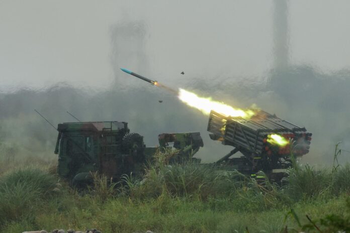 El Ejército taiwanés realizó este martes unas maniobras con fuego real, en las que empleó obuses pesados y sistemas de lanzacohetes múltiples de producción local, para ensayar su capacidad de respuesta ante un hipotético desembarco anfibio chino.
EFE/EPA/RITCHIE B. TONGO
