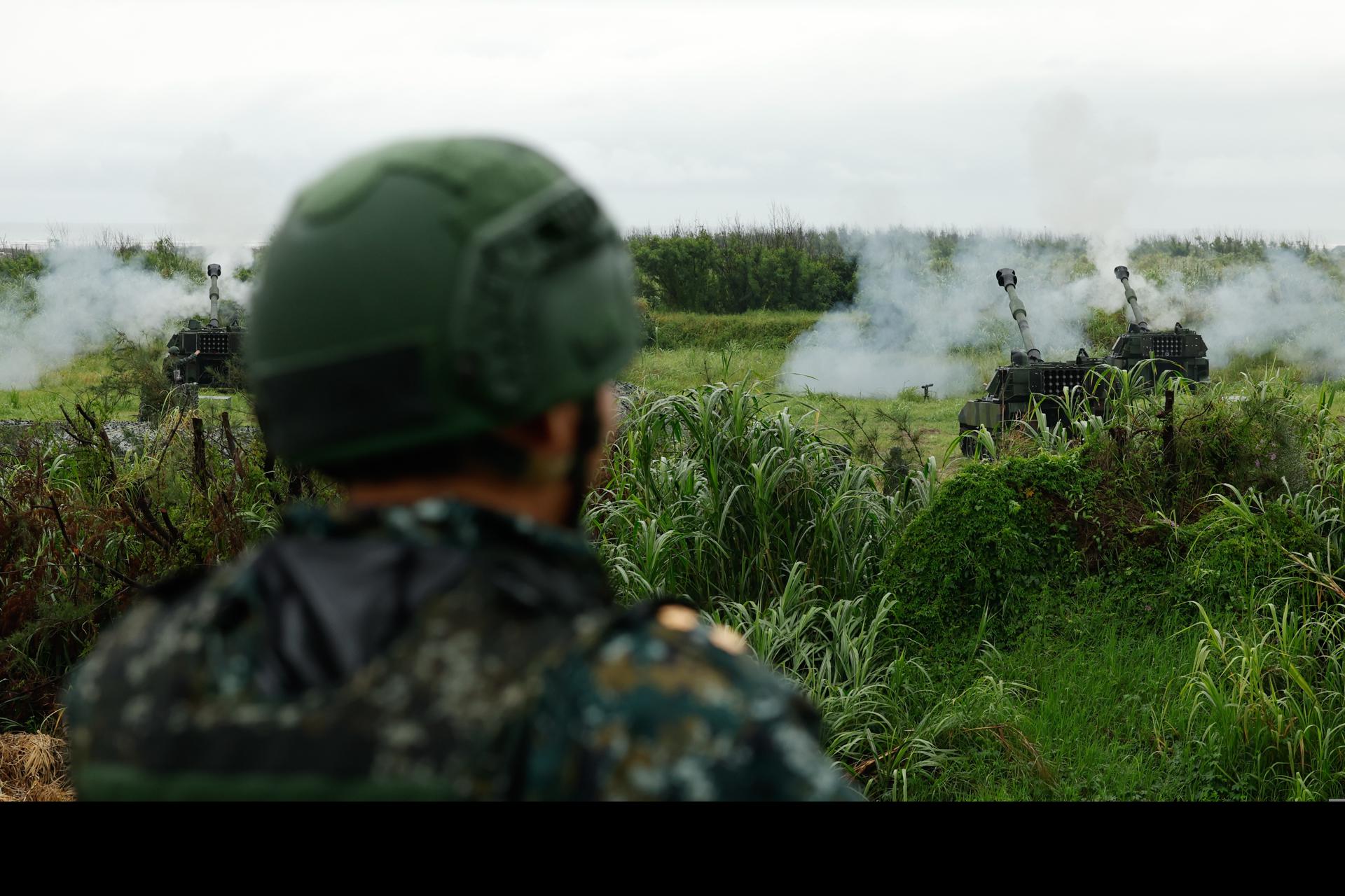 El Ejército taiwanés realizó este martes unas maniobras con fuego real, en las que empleó obuses pesados y sistemas de lanzacohetes múltiples de producción local, para ensayar su capacidad de respuesta ante un hipotético desembarco anfibio chino.
EFE/EPA/RITCHIE B. TONGO