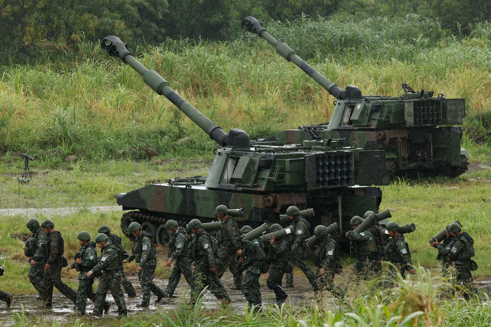 El Ejército taiwanés realizó este martes unas maniobras con fuego real, en las que empleó obuses pesados y sistemas de lanzacohetes múltiples de producción local, para ensayar su capacidad de respuesta ante un hipotético desembarco anfibio chino.
EFE/EPA/RITCHIE B. TONGO