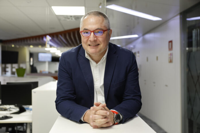 El director de la Agencia Espacial Española (AEE), Juan Carlos Cortés, no tiene dudas de que el ser humano pisará Marte, pero tampoco de que las misiones que están ahora sobre la mesa por parte de alguna empresa privada 