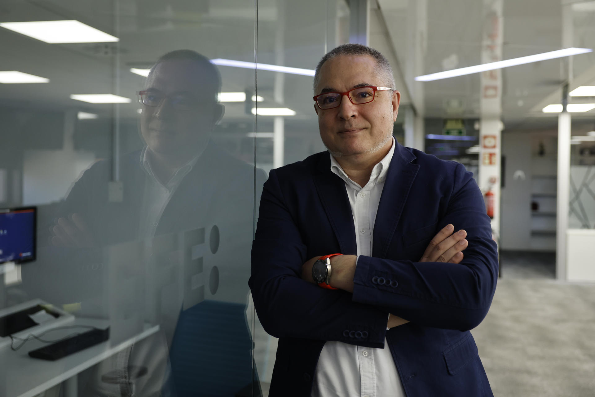 El director de la Agencia Espacial Española (AEE), Juan Carlos Cortés, no tiene dudas de que el ser humano pisará Marte, pero tampoco de que las misiones que están ahora sobre la mesa por parte de alguna empresa privada "son una frivolidad" porque las condiciones de radiación y gravedad hacen imposible con la tecnología actual una misión tripulada que necesariamente tendría que durar más de dos años. EFE/Mariscal