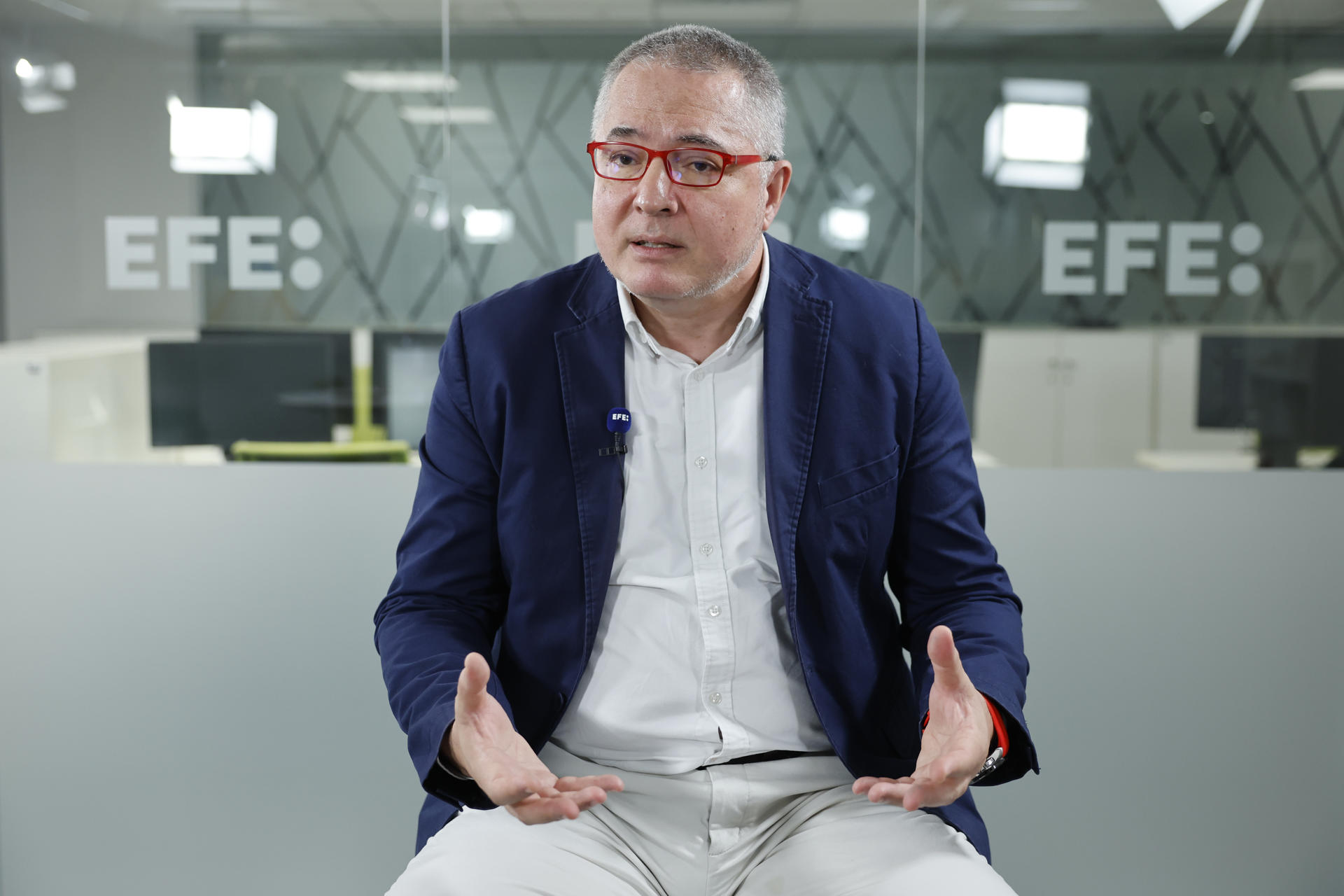 El director de la Agencia Espacial Española (AEE), Juan Carlos Cortés, no tiene dudas de que el ser humano pisará Marte, pero tampoco de que las misiones que están ahora sobre la mesa por parte de alguna empresa privada "son una frivolidad" porque las condiciones de radiación y gravedad hacen imposible con la tecnología actual una misión tripulada que necesariamente tendría que durar más de dos años. EFE/Mariscal