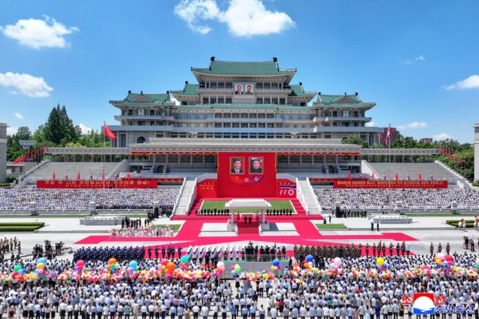 Vista general de la ceremonia de bienvenida al presidente chino Xi Jinping en la plaza Kim Il-sung de Pionyang.
EFE/EPA/KCNA EDITORIAL USE ONLY
