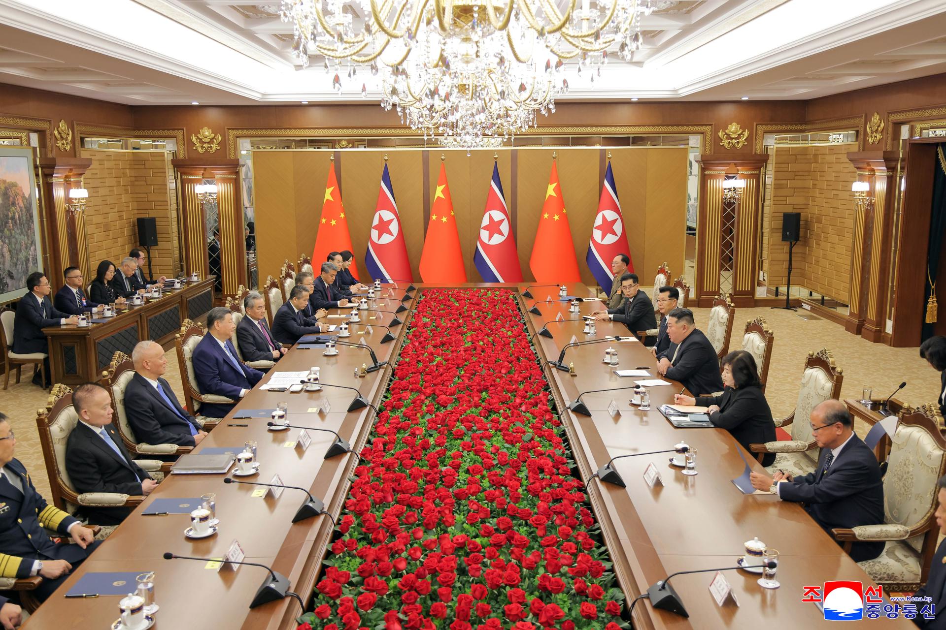 El líder norcoreano, Kim Jong-un (d), durante su reunión con el presidente de China,  Xi Jinping (i), junto a sus respectivas delegaciones durante la visita del dirigente chino a Corea del Norte.
 EFE/EPA/KCNA EDITORIAL USE ONLY

