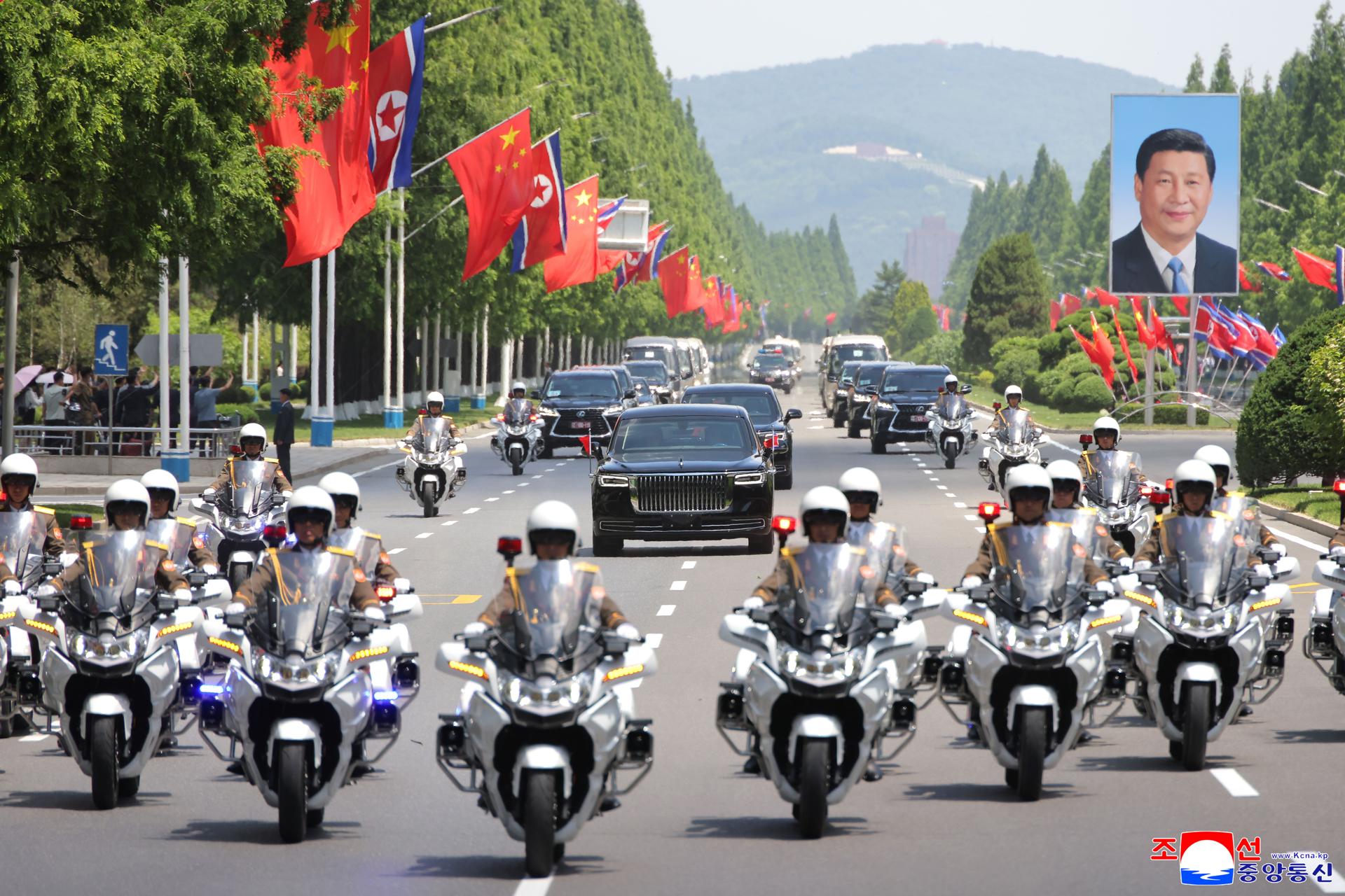 La escolta policial por las calles de Pionyang para recibir al presidente de China, Xi Jinping.
EFE/EPA/KCNA EDITORIAL USE ONLY
