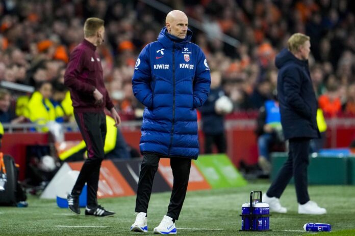 Fotografía de Fredrik Varfjell, en la que puede verse en una imagen de archivo del pasado 27 de marzo al seleccionador de Noruega, Stale Solbakken. EFE *Prohibido su uso en Noruega*
