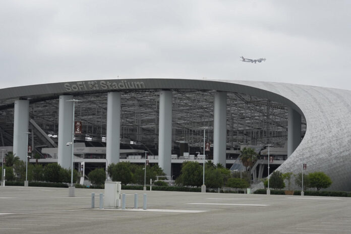 Fotografía que muestra un sector exterior del SoFi Stadium, en Inglewood (EE.UU.). El SoFi Stadium está listo para albergar los ocho partidos que recibirá del Mundial de la FIFA 2026 y los Juegos Olímpicos de 2028. EFE/ Omar Alonso
