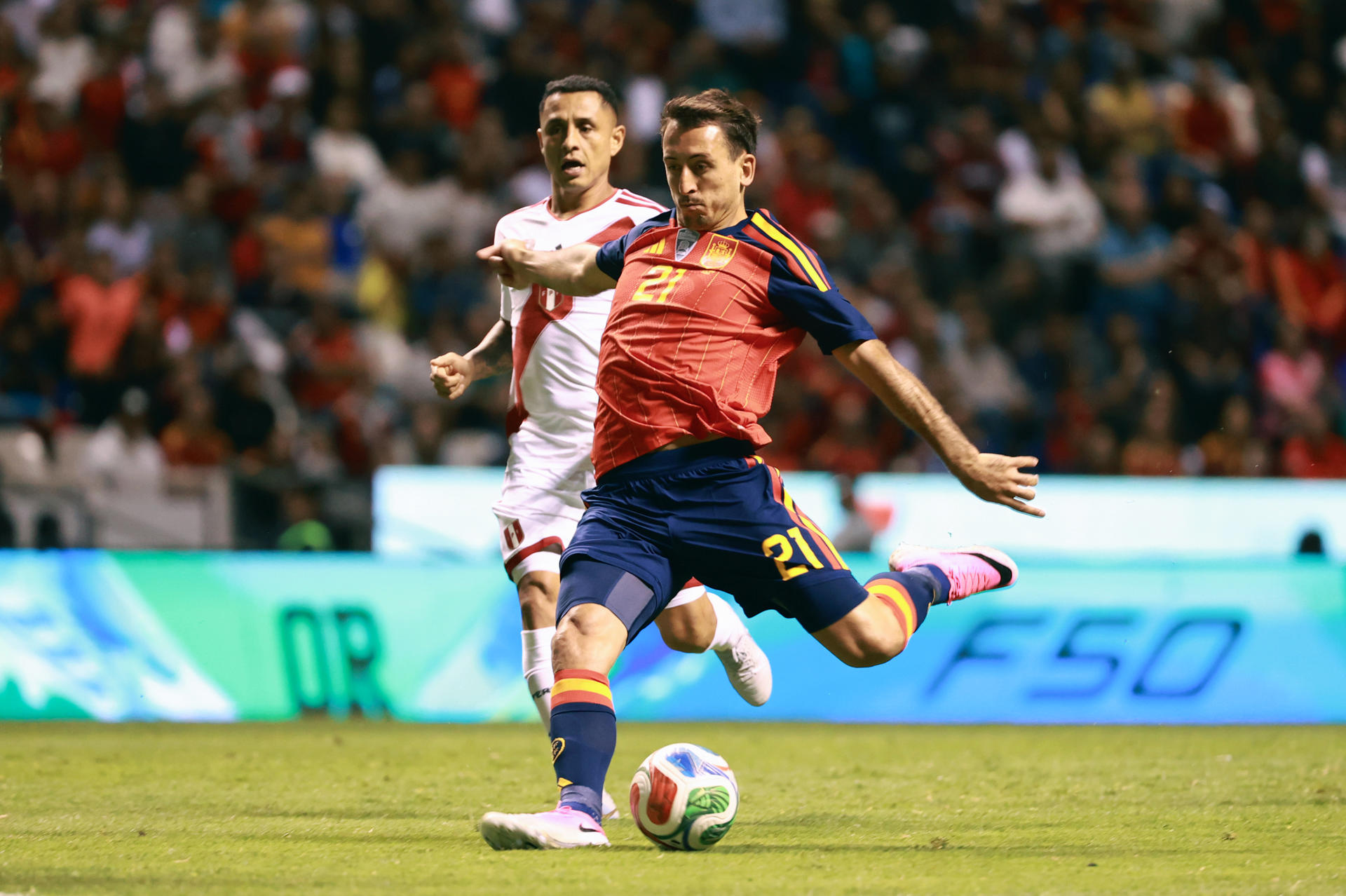 El futbolista español Mikel Oyarzabal controla el balón en el partido amistoso del Mundial de Fútbol 2026 entre España y Perú en el estadio Cuauhtémoc en Puebla (México). EFE/ Alex Cruz
