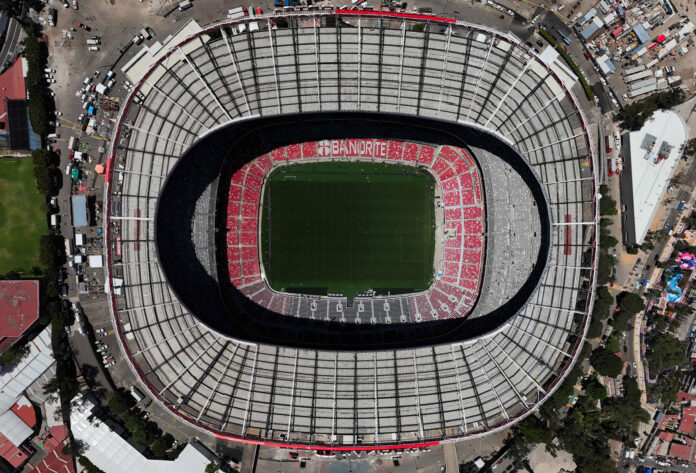 Fotografía de Mario Guzmán, en la que puede verse una fotografía aérea del Estadio Azteca (Banorte) este viernes, en Ciudad de México (México), el pasado 27 de marzo. EFE
