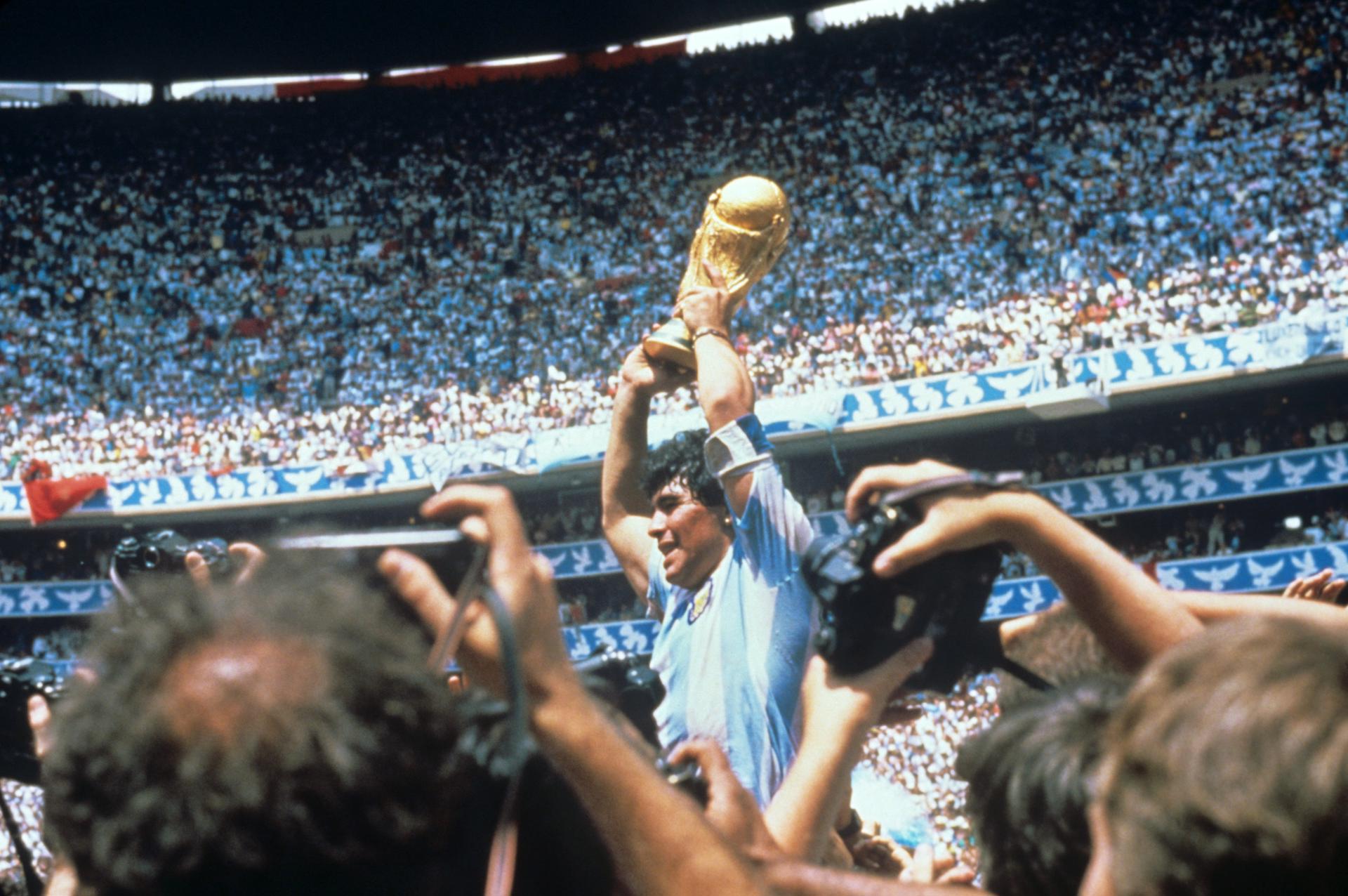 Fotografía de ra en la que puede verse en una imagen de archivo del 29 de junio de 1986 al argentino Diego Armando Maradona con el trofeo de la Copa del Mundo que su selección conquistó en México. EFE