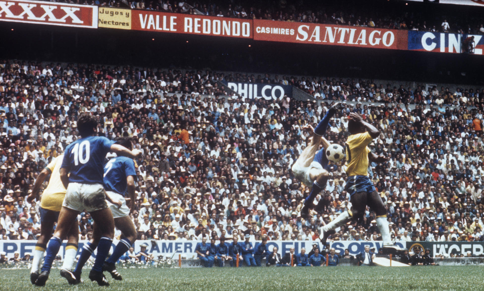 Fotografía de ma, en la que puede verse en una imagen de archivo del 21 de junio de 1970 al brasileño Pelé (d), durante el Mundial de México 1970. EFE