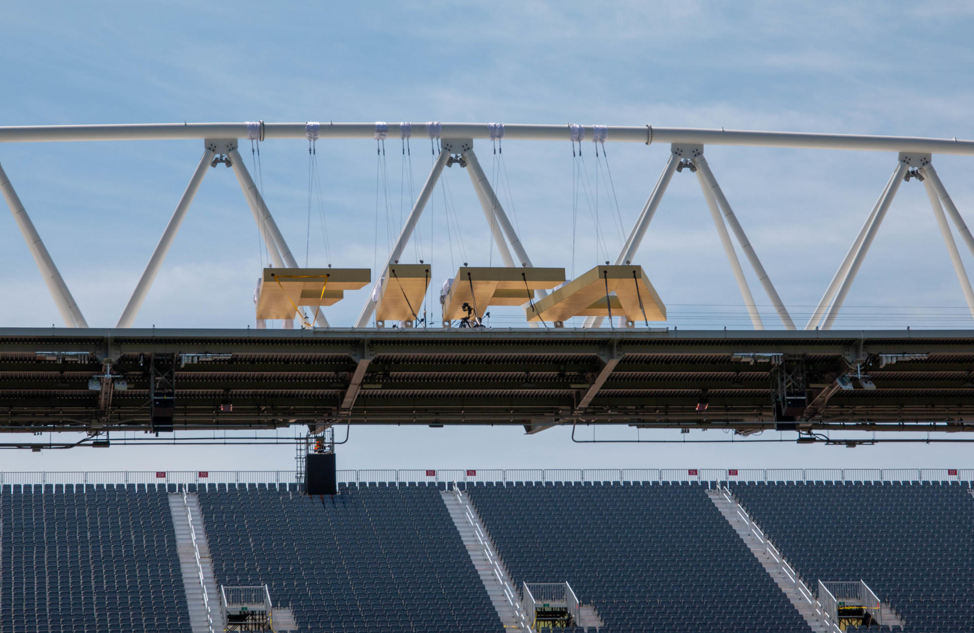 Fotografía que muestra la instalación de un cartel de la FIFA en el Toronto Stadium, en Toronto (Canadá), el pasado 4 de junio. EFE/ Julio César Rivas
