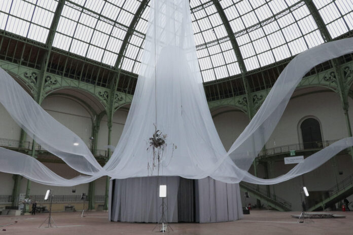 El Grand Palais de París organiza desde este miércoles una exposición de la artista multidisciplinar Laure Prouvost, ganadora del premio Turner en 2013, que explora a través de lo sensorial la física cuántica, la ciencia que estudia el comportamiento de la materia a escala microscópica, en una muestra llamada ‘Nous, frissons d’étoiles’.- EFE/ Edgar Sapiña Manchado.
