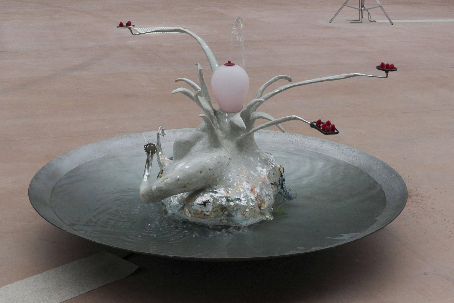 El Grand Palais de París organiza desde este miércoles una exposición de la artista multidisciplinar Laure Prouvost, ganadora del premio Turner en 2013, que explora a través de lo sensorial la física cuántica, la ciencia que estudia el comportamiento de la materia a escala microscópica, en una muestra llamada ‘Nous, frissons d’étoiles’.- EFE/ Edgar Sapiña Manchado.
