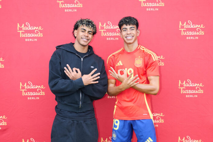 El Madame Tussauds de Berlín ha presentado una figura de cera de Lamine Yamal a pocos días de que comience el campeonato mundial de fútbol y también como recuerdo de la Eurocopa 2024, en la que el jugador del Barcelona terminó convirtiéndose en parte de la historia de Berlín vistiendo la camiseta de la selección española campeona de Europa. EFE/ Annette Riedl / Madame Tussauds /SOLO USO EDITORIAL/SOLO DISPONIBLE PARA ILUSTRAR LA NOTICIA QUE ACOMPAÑA (CRÉDITO OBLIGATORIO)
