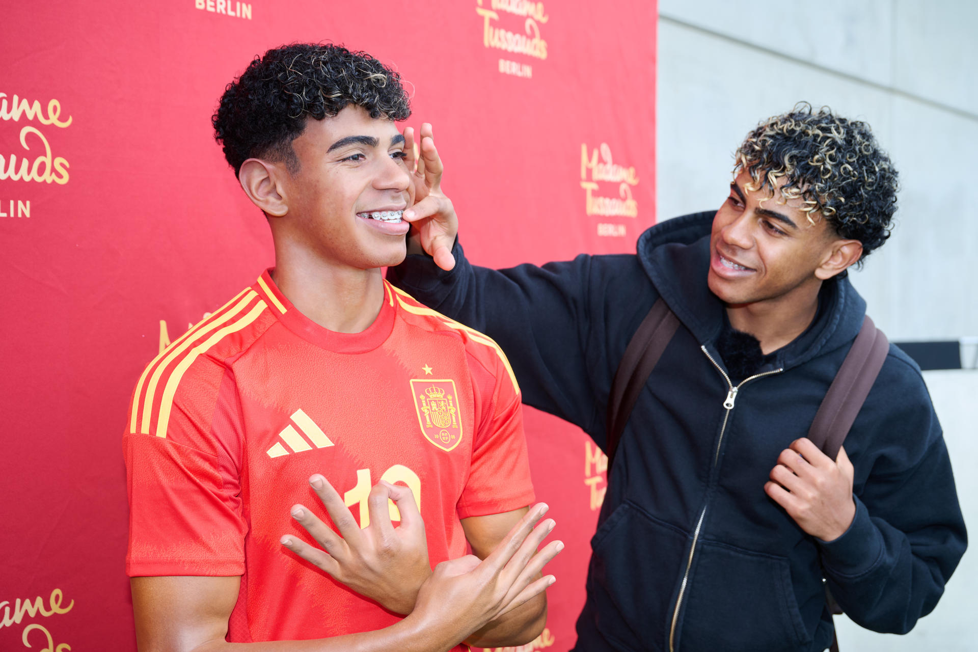 El Madame Tussauds de Berlín ha presentado una figura de cera de Lamine Yamal a pocos días de que comience el campeonato mundial de fútbol y también como recuerdo de la Eurocopa 2024, en la que el jugador del Barcelona terminó convirtiéndose en parte de la historia de Berlín vistiendo la camiseta de la selección española campeona de Europa. EFE/ Annette Riedl / Madame Tussauds /SOLO USO EDITORIAL/SOLO DISPONIBLE PARA ILUSTRAR LA NOTICIA QUE ACOMPAÑA (CRÉDITO OBLIGATORIO)