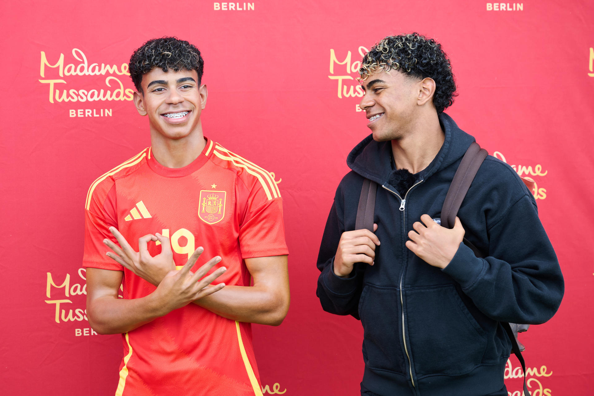 El Madame Tussauds de Berlín ha presentado una figura de cera de Lamine Yamal a pocos días de que comience el campeonato mundial de fútbol y también como recuerdo de la Eurocopa 2024, en la que el jugador del Barcelona terminó convirtiéndose en parte de la historia de Berlín vistiendo la camiseta de la selección española campeona de Europa. EFE/ Annette Riedl / Madame Tussauds /SOLO USO EDITORIAL/SOLO DISPONIBLE PARA ILUSTRAR LA NOTICIA QUE ACOMPAÑA (CRÉDITO OBLIGATORIO)