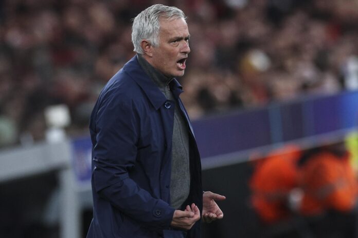 Fotografía de Miguel A. Lopes, en la que puede verse en una imagen de archivo del pasado 17 de febrero al técnico portugués Jose Mourinho, durante un partido. EFE
