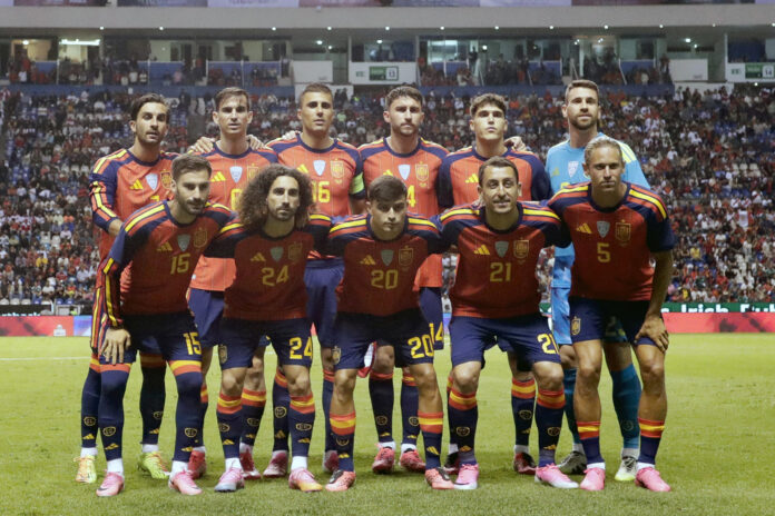 Los jugadores de España forman antes del amistoso disputado este lunes ante Perú en el estadio Cuauhtémoc en Puebla (México). EFE/ Hilda Ríos
