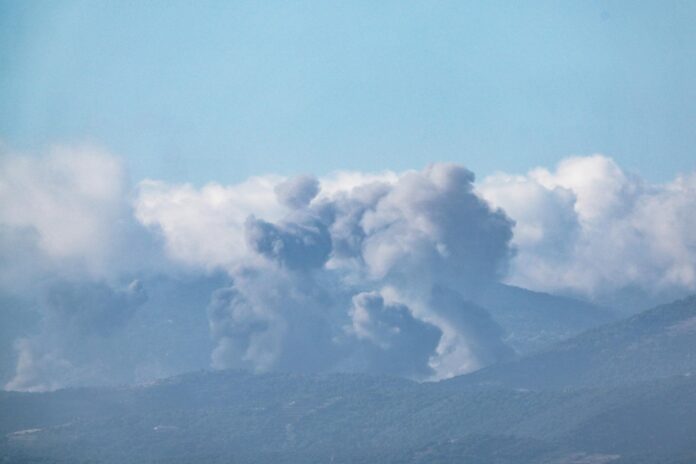 Humo tras un ataque israelí en el sur del Líbano, visto desde el lado israelí de la frontera en la Alta Galilea, norte de Israel, el 7 de junio de 2026. EFE/EPA/ATEF SAFADI
