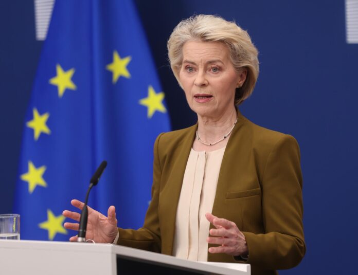 La presidenta de la Comisión Europea, Ursula von der Leyen, hace una declaración de prensa sobre el vigesimoprimer paquete de sanciones contra Rusia por la guerra en Ucrania, en Bruselas, Bélgica, el 9 de junio de 2026. EFE/EPA/OLIVIER HOSLET
