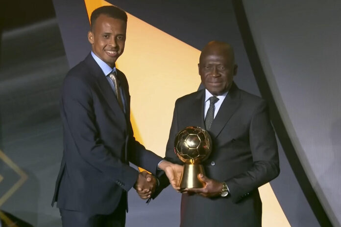 Imagen del árbitro somalí Omar Abdulkadir Artan (i) cuando recogió el premio al árbitro masculino del año 2025 por la Confederación Africana de Fútbol (CAF). EFE/Captura de vídeo de la CAF - SOLO USO EDITORIAL/SOLO DISPONIBLE PARA ILUSTRAR LA NOTICIA QUE ACOMPAÑA (CRÉDITO OBLIGATORIO) -
