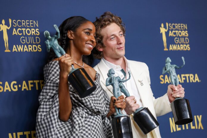 Imagen de archivo de los actores Ayo Edebiri y Jeremy Allen White. EFE/EPA/CAROLINE BREHMAN
