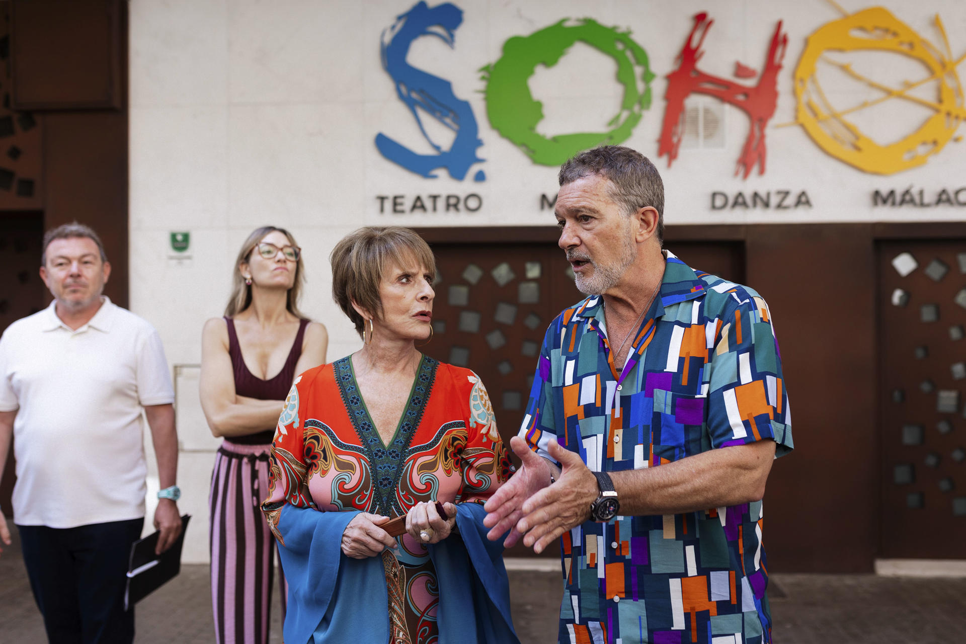 - El actor Antonio Banderas y la actriz estadounidense, Patti LuPone, en las puertas del Teatro del Soho Caixabank este martes donde mañana recibirá el premio Lux Ductor. EFE/Carlos Díaz
