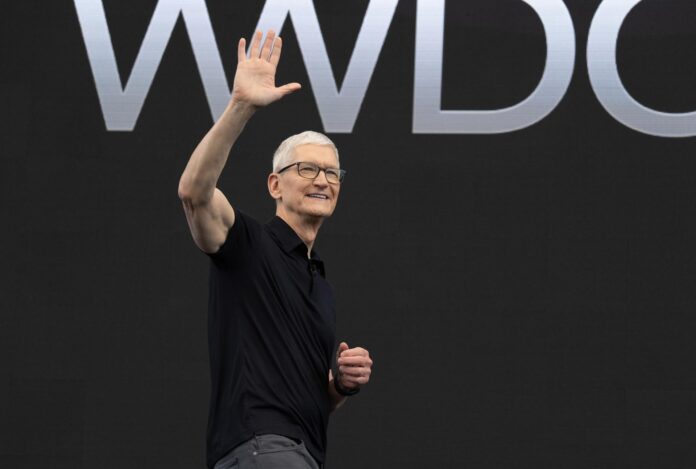 El consejero delegado de Apple, Tim Cook, interviene durante la Conferencia Mundial de Desarrolladores de la compañía, celebrada este lunes en Cupertino (California). EFE/EPA/LIPO CHING
