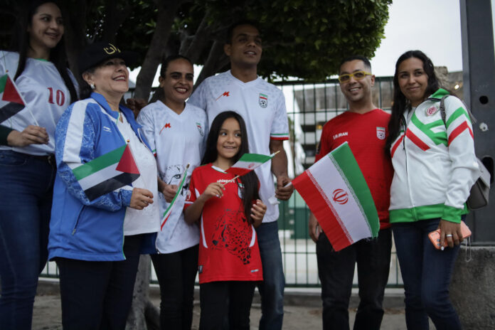 Aficionados reaccionan durante la llegada de la selección de Irán este domingo, al Aeropuerto Internacional de Tijuana (México), para la disputa del Mundial 2026. EFE/ Joebeth Terríquez
