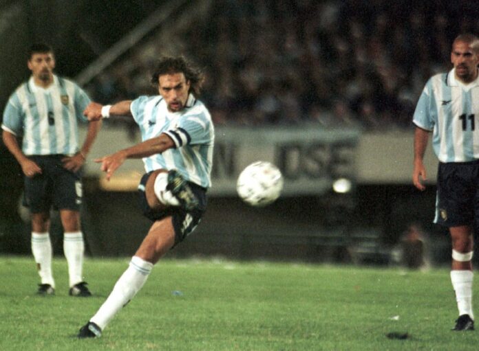 Fotografía de archivo del 29 de marzo de 2000 en la que se observa al delantero de la selección argentina Gabriel Batistuta al ejecutar un tiro libre durante un partido contra Chile por las eliminatorias al Mundial de Corea-Japón 2002 en Buenos Aires (Argentina). EFE/Nahuel Roark/ARCHIVO
