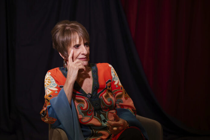 La actriz estadounidense, Patti LuPone, durante la entrevista concedida a la Agencia EFE este martes en el Teatro del Soho Caixabank donde mañana recibirá el premio Lux Ductor. EFE/Carlos Díaz
