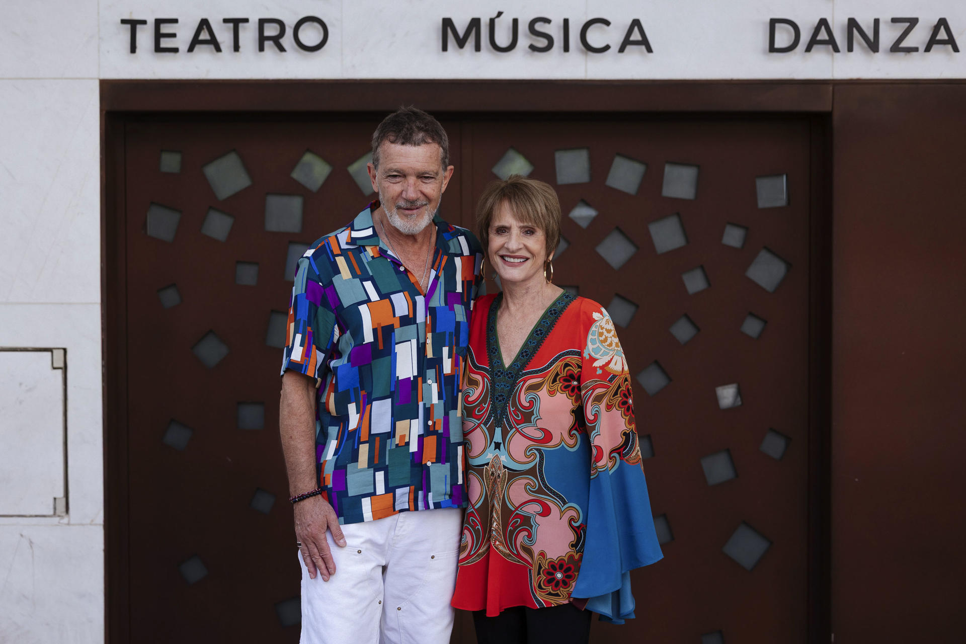 El actor Antonio Banderas y la actriz estadounidense, Patti LuPone, en las puertas del Teatro del Soho Caixabank este martes donde mañana recibirá el premio Lux Ductor. EFE/Carlos Díaz