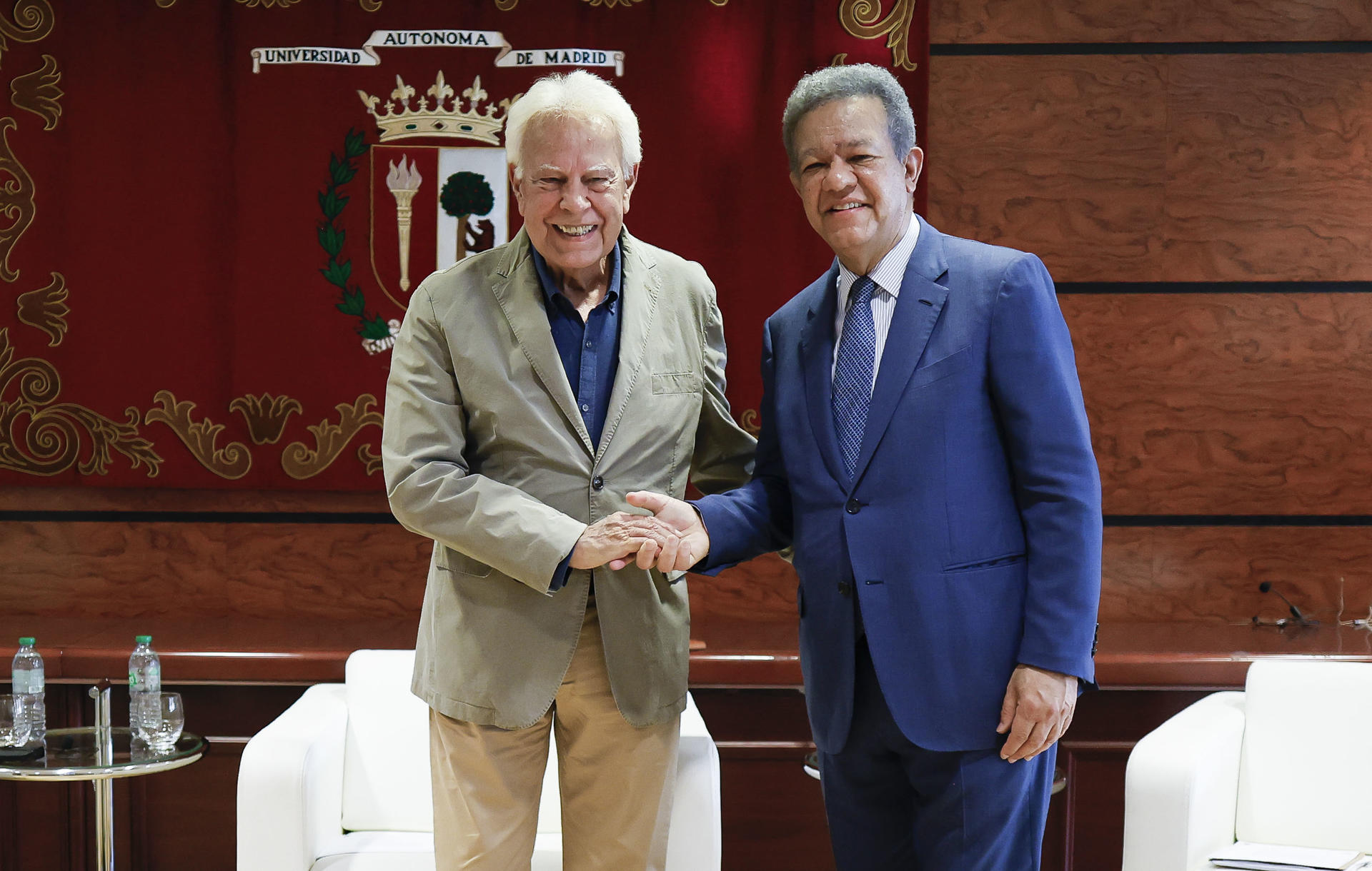 - El expresidente del Gobierno, Felipe González (i) y el ex presidente de la República Dominicana y presidente de Funglode, Leonel Fernández (d) durante el evento "Iberoamérica ante el Nuevo Orden Mundial" celebrado este martes en la Universidad Autónoma, en Madrid. EFE/David Fernández
