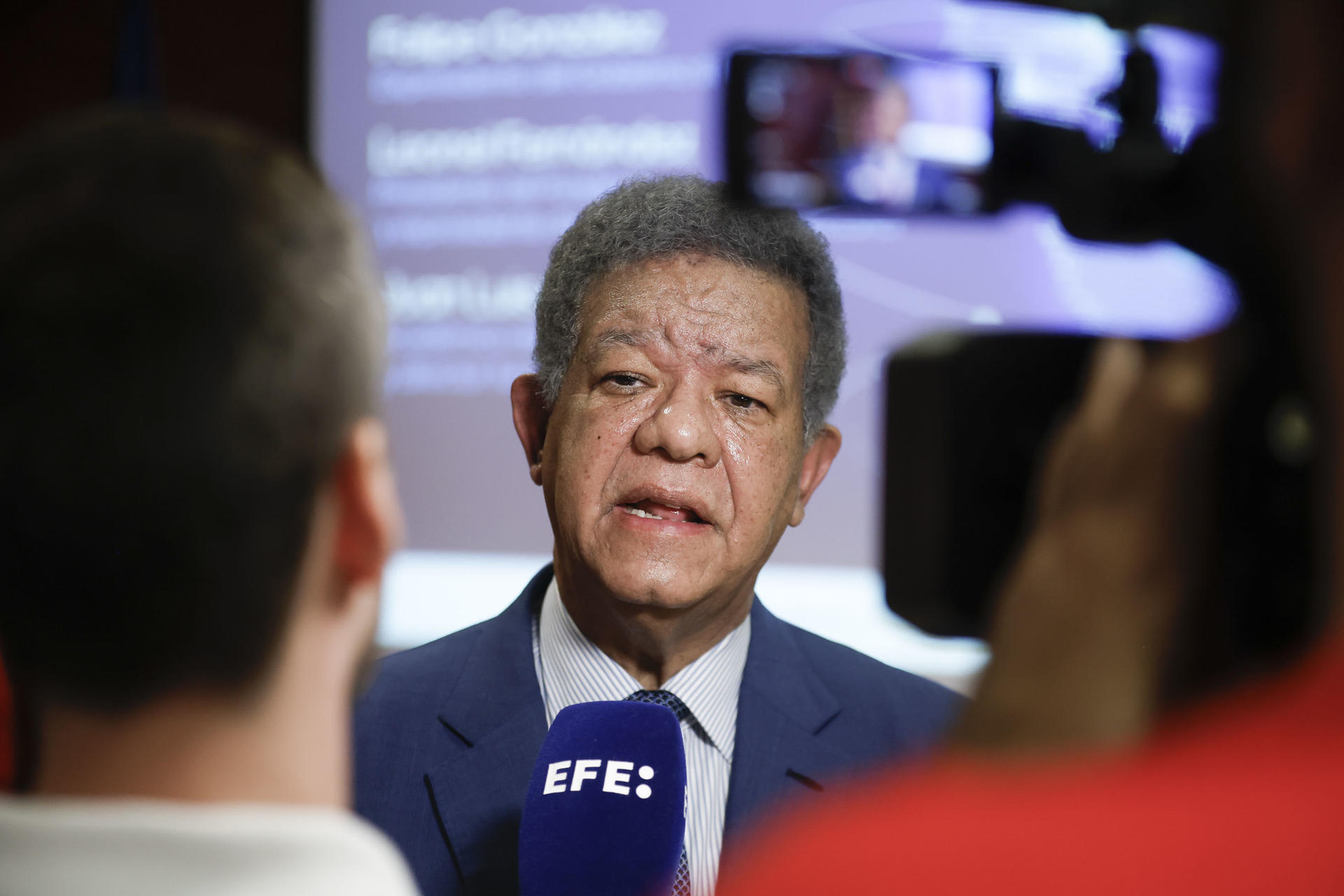 - El ex presidente de la República Dominicana y Presidente de Funglode, Leonel Fernández durante una entrevista con la Agencia EFE este martes tras el evento "Iberoamérica ante el Nuevo Orden Mundial" en la Universidad Autónoma, en Madrid. EFE/David Fernández
