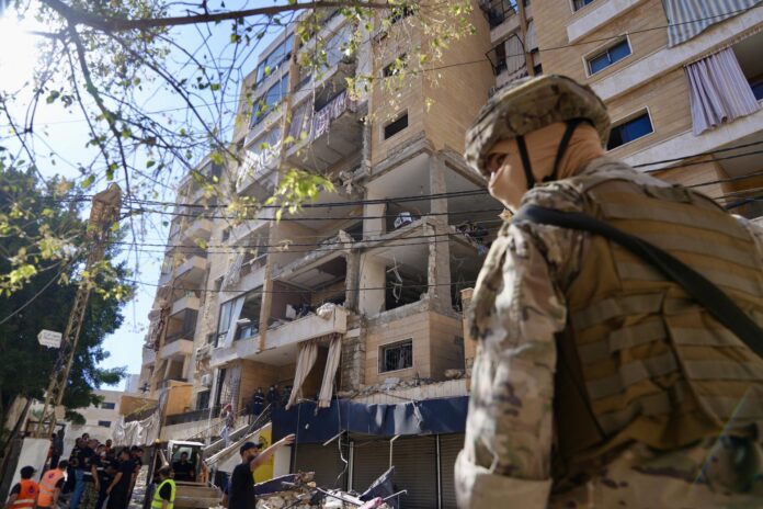 - Un soldado del ejército se encuentra en el lugar de un ataque aéreo israelí contra un apartamento en los suburbios del sur de Beirut, Líbano, 07 de junio de 2026. Al menos dos personas murieron y una docena resultaron heridas en un ataque israelí contra los suburbios del sur de Beirut, según la agencia oficial de noticias libanesa (NNA). (Líbano) EFE/EPA/ABBAS SALMAN
