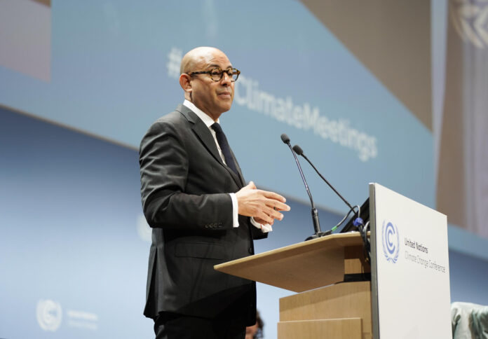 El secretario ejecutivo de la ONU para el Cambio Climático, Simon Stiell, durante su intervención este lunes en la Conferencia de Bonn sobre el Cambio Climático, cita previa a la COP31 que acogerá en noviembre la ciudad turca de Antalya. EFE
