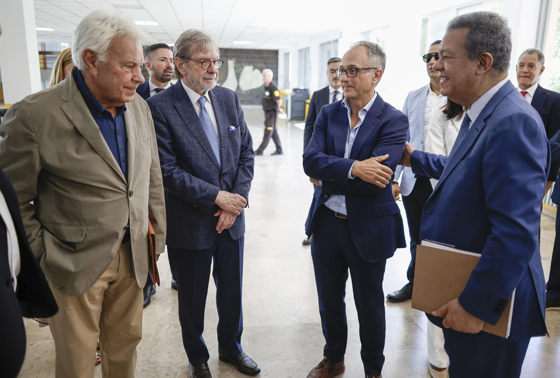 - El exdirector de El País y moderador del acto, Juan Luís Cebrián (2i) el expresidente del Gobierno, Felipe González (i) saludan al ex presidente de la República Dominicana y presidente de Funglode, Leonel Fernández (d) durante el evento "Iberoamérica ante el Nuevo Orden Mundial" celebrado este martes en la Universidad Autónoma, en Madrid. EFE/David Fernández