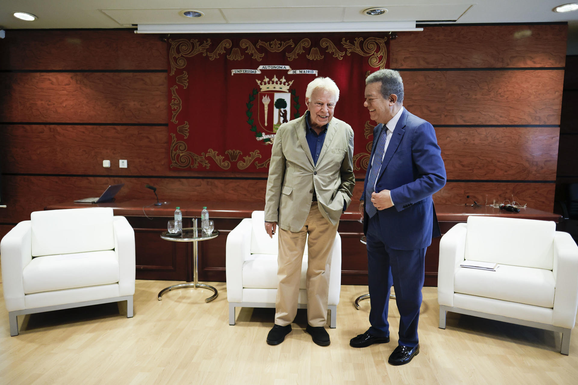- El expresidente del Gobierno, Felipe González (i) y el ex presidente de la República Dominicana y presidente de Funglode, Leonel Fernández (d) durante el evento "Iberoamérica ante el Nuevo Orden Mundial" celebrado este martes en la Universidad Autónoma, en Madrid. EFE/David Fernández